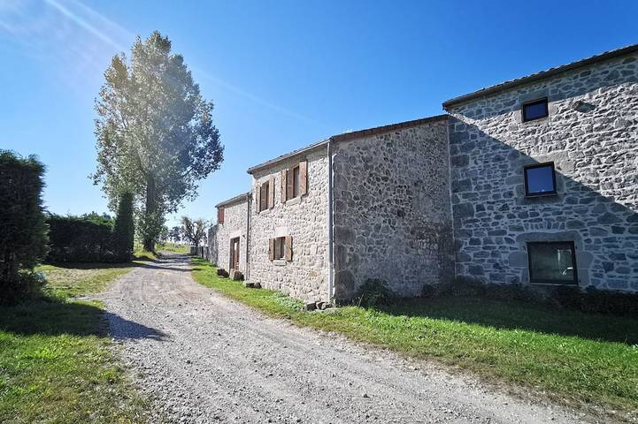 Gîte pour 6 personnes, avec Jardin à Saint-Romain-Lachalm