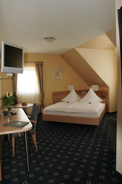 Hotel-Restaurant Zum Hirschen - Dreibettzimmer in Donaueschingen, Mittlerer Schwarzwald