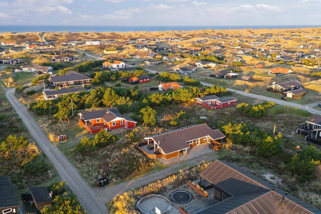 Well-kept vacation gem with terrace, spa and map to the North Sea in Bjerregård, Holmsland Klit