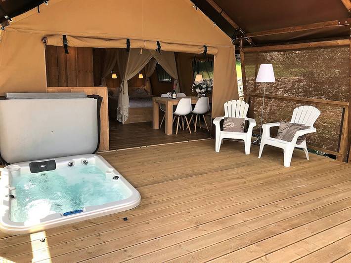 Lodge pour 4 personnes, avec jacuzzi et jardin ainsi que piscine et terrasse
