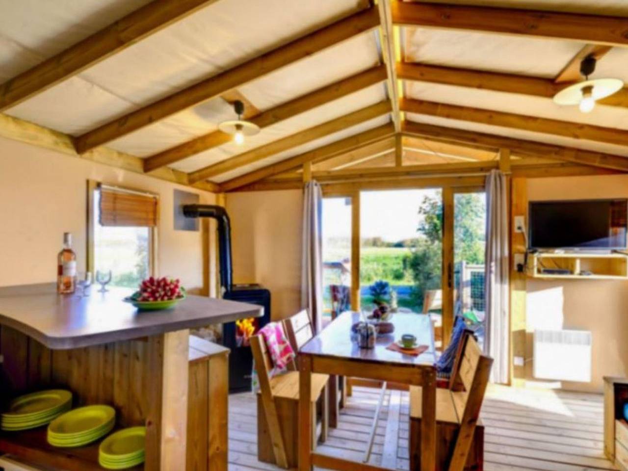 Tente en toile et bois avec terrasse pour 4 personnes in Sainte-Marie-du-Mont, Région de Cherbourg