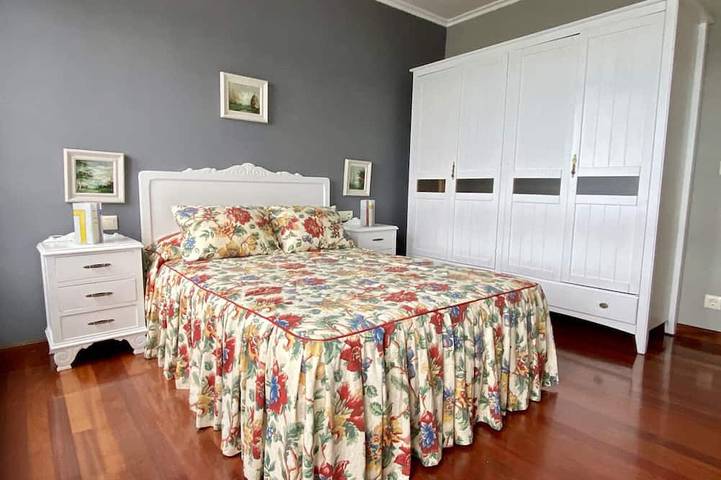 Appartement entier, Appartement dans un emplacement idéal avec une vue imprenable et à quelques minutes de la plage! in Ortigueira, Rías Altas