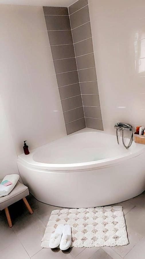 Location de vacances pour 5 personnes, avec piscine ainsi que vue et jardin à Peyruis - 2