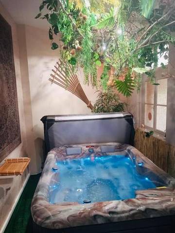 Gîte pour 7 personnes, avec sauna ainsi que jardin et jacuzzi dans Caffiers