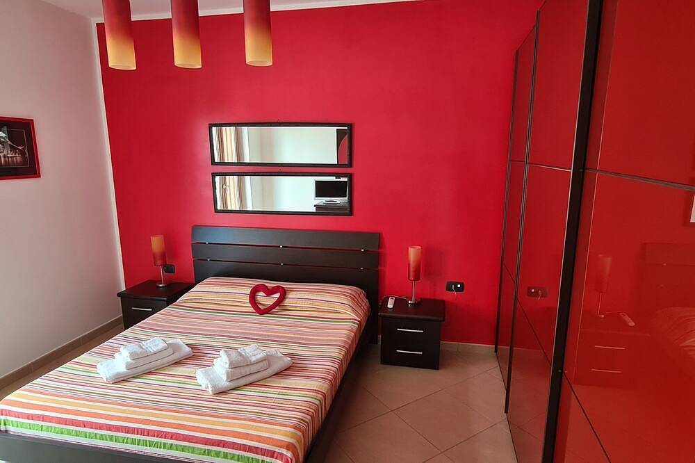 Ganze Wohnung, Seafront Apartment for rent only 50 meters from the beach in Praia a Mare, Cosenza Provinz