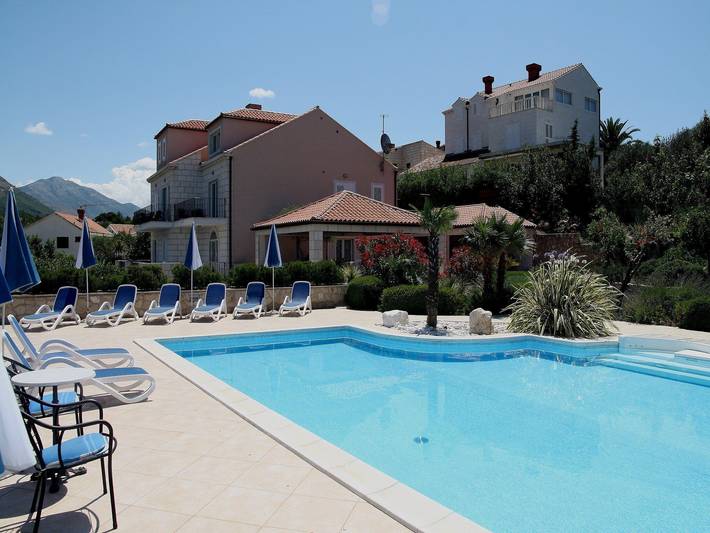 Gîte pour 4 personnes, avec Balcon et Jacuzzi ainsi que Terrasse et Piscine à Cavtat