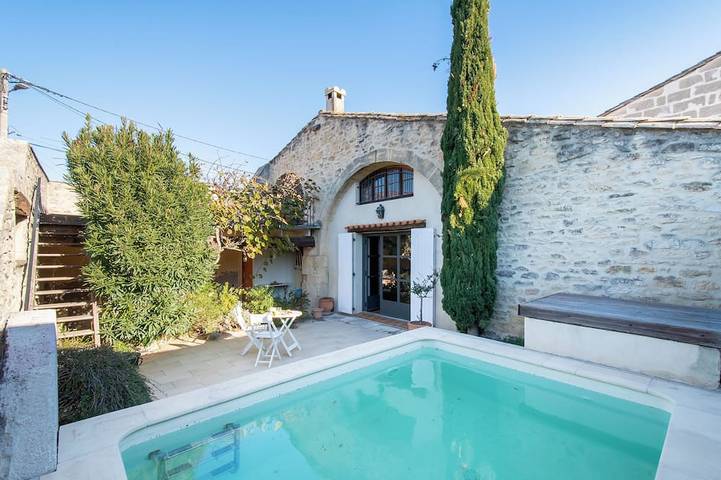 Location de vacances pour 8 personnes, avec jardin et terrasse à Aujargues