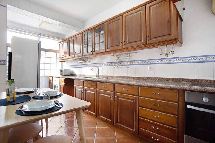 Apartamento entero, Apartamento 'A O - Aires' con terraza privada, balcón y Wi-Fi in Peniche, Leiria District