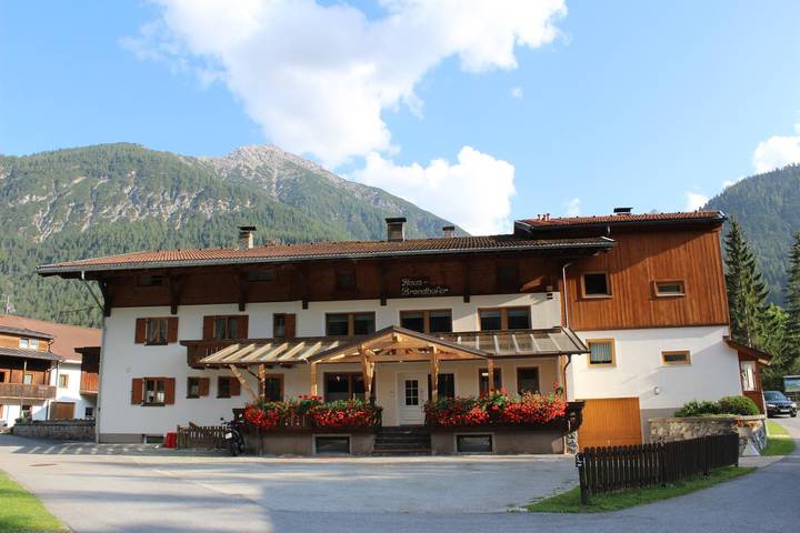 Ferienwohnung für 4 Personen, mit Balkon und Terrasse sowie Garten in Häselgehr