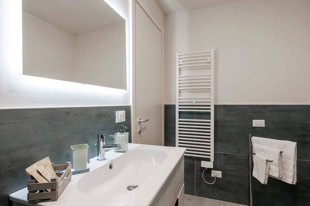 Ganze Wohnung, [Essenza Moderna] City Center + Relax in Brescia, Gardasee-Berge