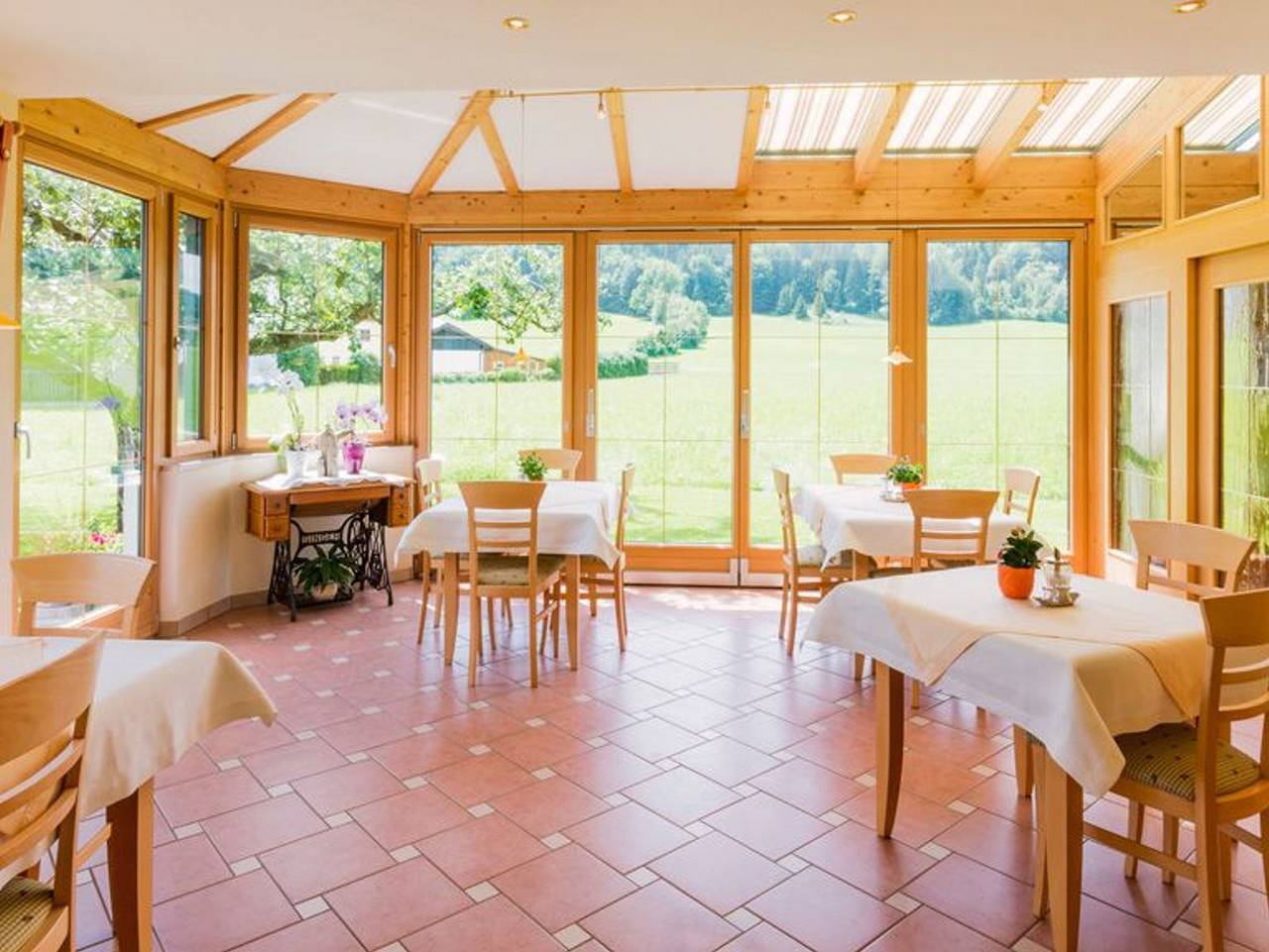 Pension Anna, Ferienwohnungen & Komfortzimmer - Doppelzimmer 2 in Sankt Lorenz, Mondsee & Irrsee