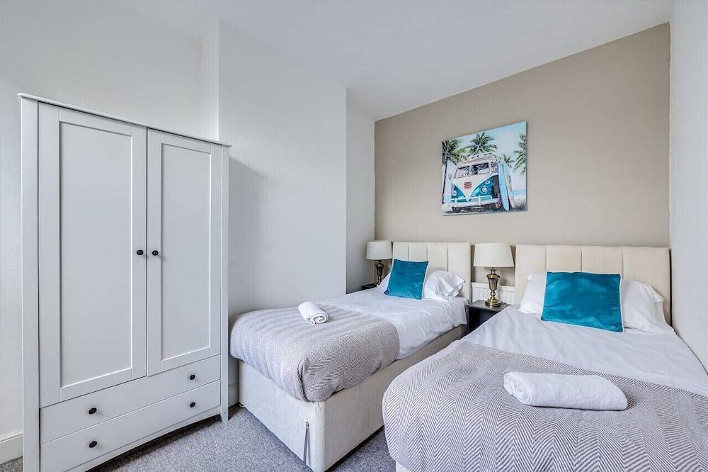 Beautiful House • Sleeps 7 • Central Location • Smart Tvs • Free Parking in Northampton, Northamptonshire