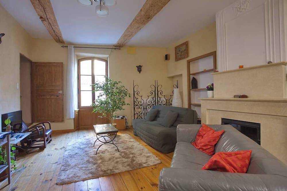 17Th Century Traditional French Townhouse Close To Salon-De-Provence in Pélissanne, Aix-en-Provence region