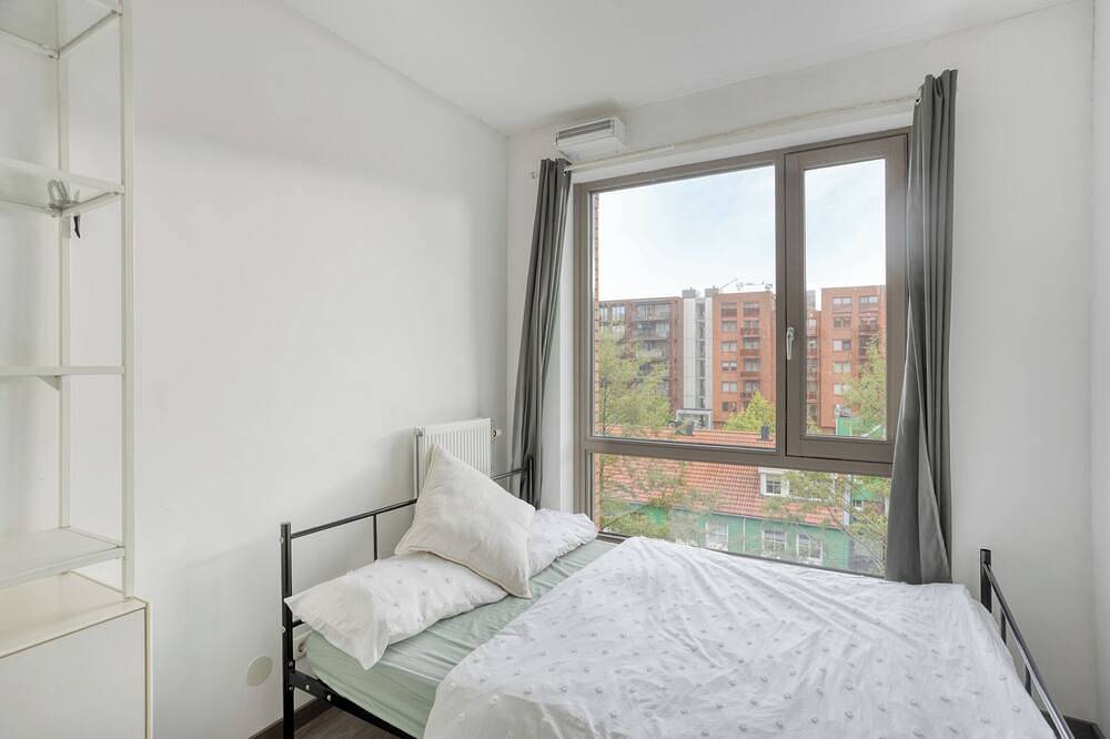 Ganze Wohnung, Spacious Amsterdam-edge retreat: sunset balcony & 6 min train to Ams in Zaandam, Holländische Küste