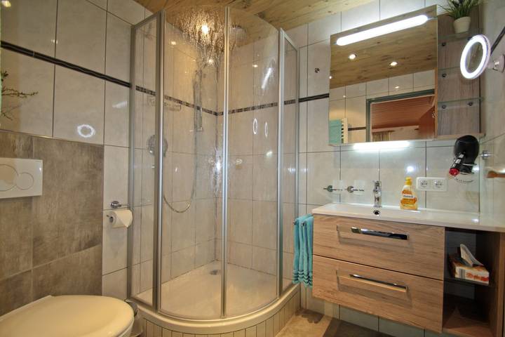 Haus Amort - Doppelzimmer, Dusche/Wc/Balkon, TV, W-Lan, Radio, Haar Fön, Safe, Sitzecke, Obergeschoss in Ramsau bei Berchtesgaden, Berchtesgadener Alpen