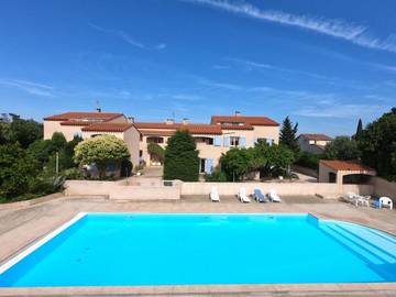 Gîte pour 2 personnes, avec piscine et terrasse, adapté aux familles à Claira