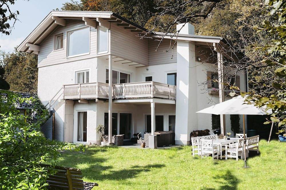 Chalet grosser Garten, nahe der Stadt Salzburg den Seen, Bbq, Sunbeds, 14 Betten in Salzkammergut-Berge, Golling an der Salzach
