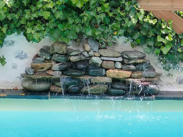 Location de vacances pour 30 personnes, avec vue ainsi que piscine et jardin, animaux acceptés à Louvie-Juzon - 2