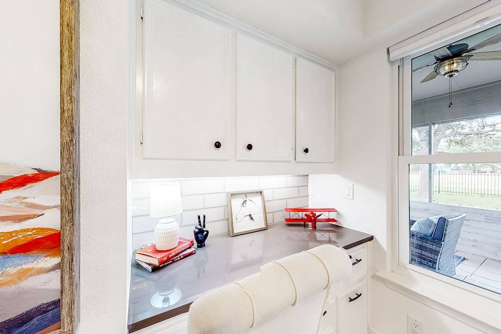 Peaceful mid-century escape with screened porch & lake access in Lago Vista, Lake Travis