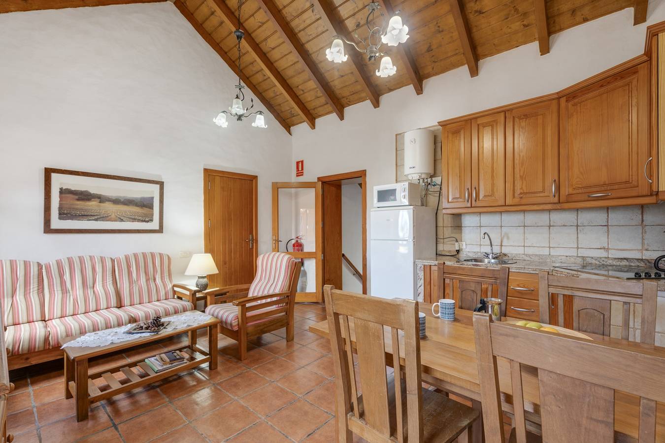 Apartamento entero, Apartamento 'El Ciruelo' con vistas al mar, terraza compartida y Wi-Fi in El Mocanal, Valverde