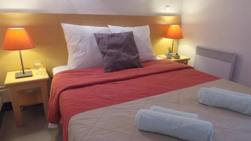 Parc de vacances pour 8 personnes, avec vue et piscine ainsi que jardin et bassin pour enfant, animaux acceptés à Florac - 4