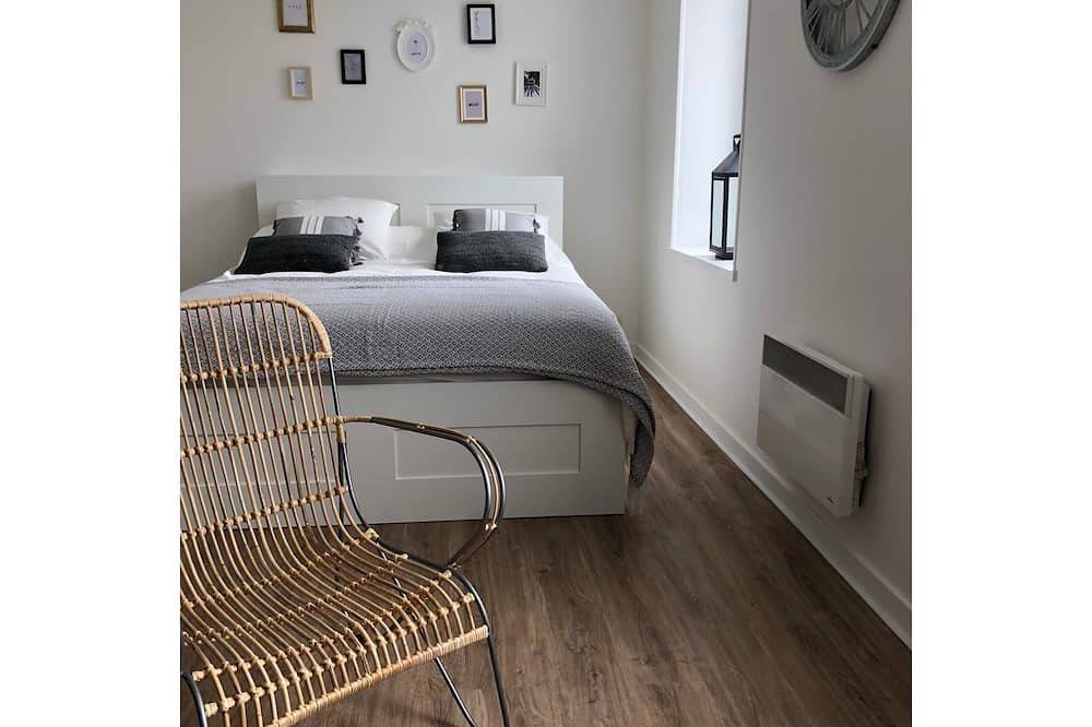 Entire apartment, Charming Studio Facing the Port and 100 m from the beach in Binic, Côte de Goëlo