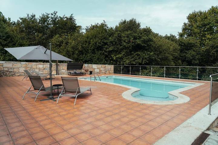 Casa rural para 6 personas, con Jacuzzi y Terraza además de Jardín y Piscina en Villagarcía de Arosa