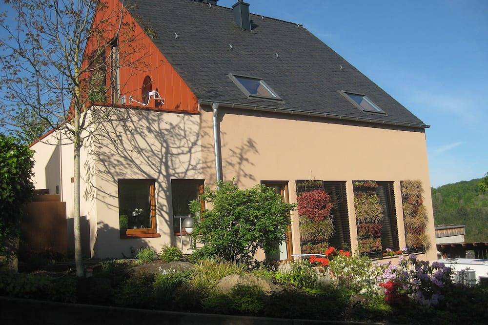 Entire apartment, Large vacation apartment in the beautiful Ruwer valley in Kasel, Moseleifel