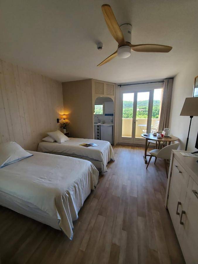 Location de vacances pour 2 personnes, avec piscine ainsi que vue et jardin dans Thermes de Gréoux les Bains - 3