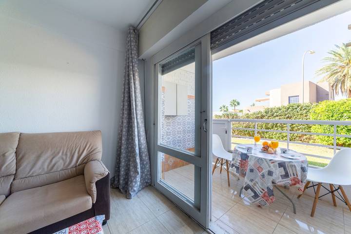 Estudio entero, Estudio 'Gaviotas 4' con piscina comunitaria, Wi-Fi y aire acondicionado in Aguadulce, Roquetas de Mar