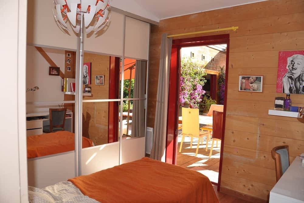 Wooden villa with pool and garden in Montpellier near streetcar and shops in Hôpitaux-Facultés, Montpellier