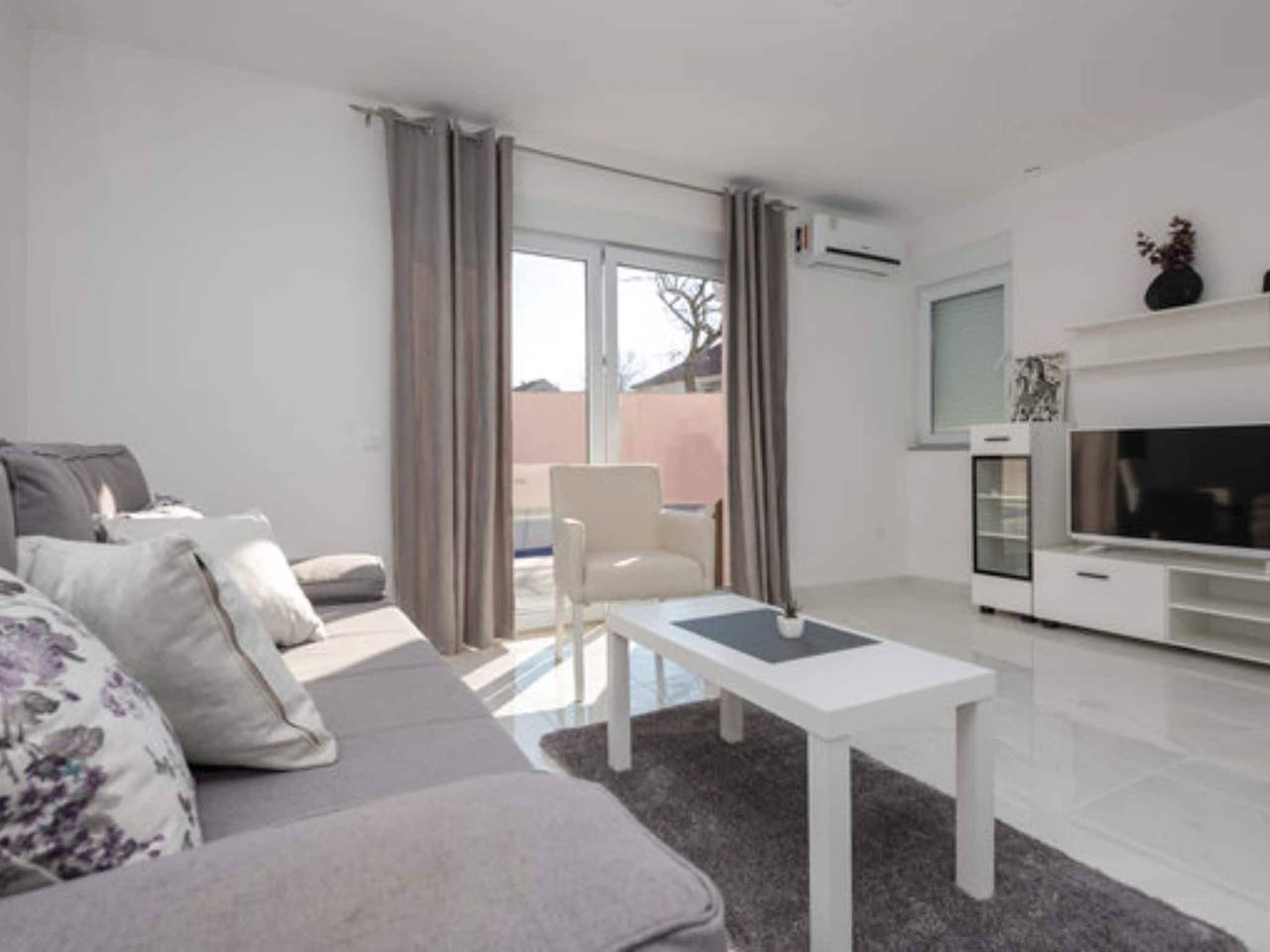 Four Bedroom Villa With Terrace and Swimming pool in Imoschi, Makarska Riviera