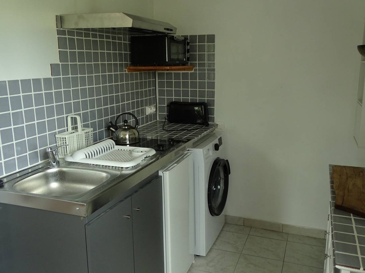 Chambre avec vue sur la montagne, piscine et parking, à proximité du centre-ville et de la rivière in Saint-Ambroix, Parc national des Cévennes