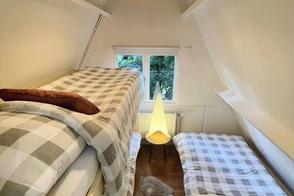 Cozy chalet in the woods near Maastricht in Rekem, Lanaken