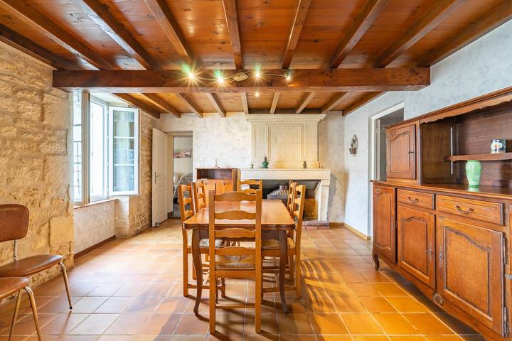 Casa de vacaciones 'La Maison Charentaise' con terraza privada y Wi-Fi in Saint-Simon-de-Pellouaille, Saintes region