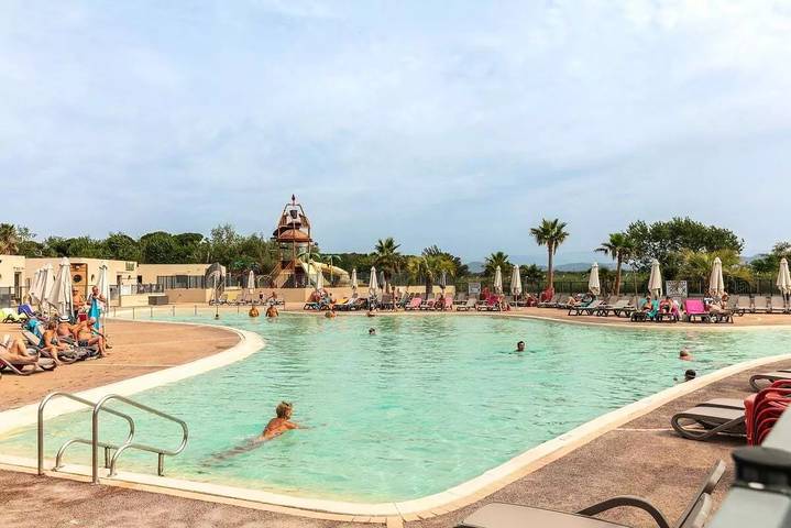 Camping für 4 Personen, mit Terrasse und Pool in Saint-Aygulf
