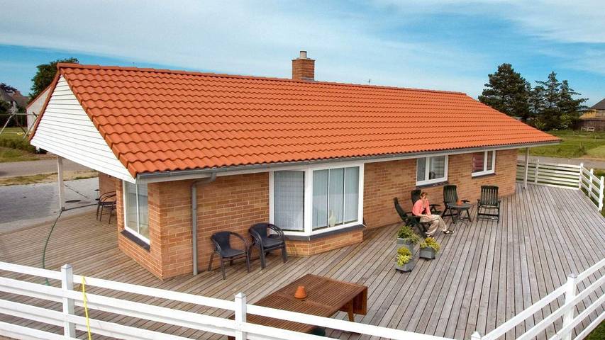 Ferieudlejning for 6 personer, med terrasse og jacuzzi samt sauna, husdyr tilladt i Ristinge
