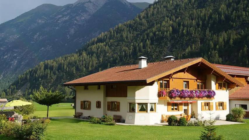 Ferienwohnung für 5 Personen, mit Balkon und Terrasse sowie Garten in Holzgau