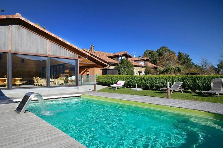 Maison de campagne pour 5 personnes, avec Terrasse et Jardin ainsi que Piscine et Sauna à Ea