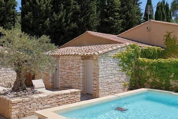 Gîte pour 4 personnes, avec piscine à Cornillon