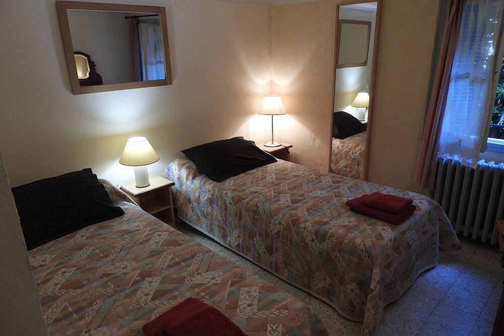 Appartement entier, Appartement spacieux dans villa bordée d'orangers proche de la mer in Saint-Laurent-du-Var, Côte méditerranéenne (France)