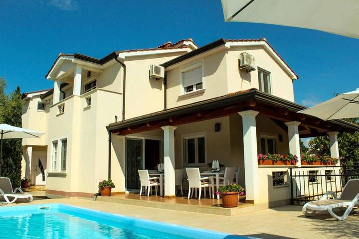 Villa für 12 Personen, mit Pool und Garten in Poreč - 2