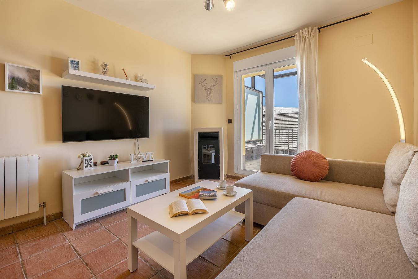 Entire apartment, Deluxe Apartment with Mountain Views, Private Terrace & Wi-Fi in Sierra Nevada Ski Resort, Monachil