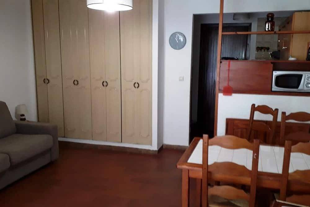 Apartamento entero, Estudio amueblado con aire acondicionado en Lido de la Marana a 100 m del mar. in Borgo, Región de Bastia