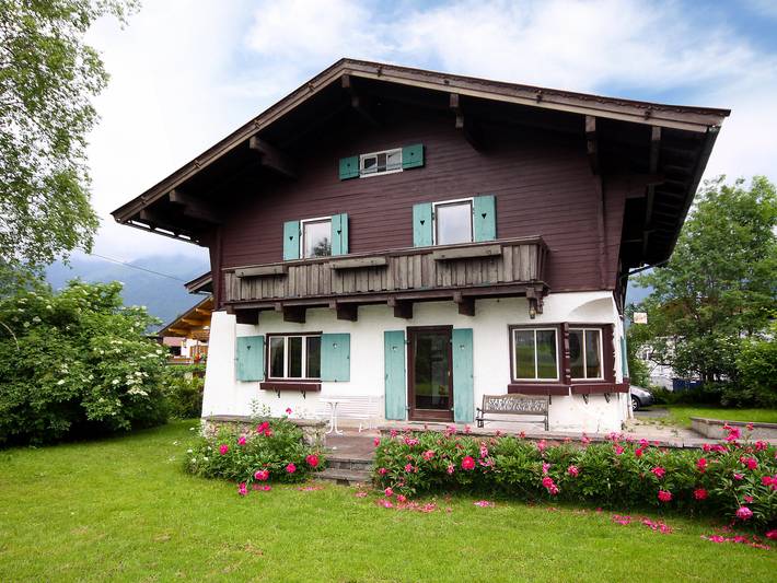 Ferienhaus für 9 Personen, mit Balkon und Terrasse sowie Garten und Ausblick in Kössen