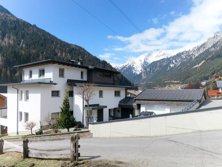 Ferienwohnung für 3 Personen, mit Terrasse und Garten in Flirsch