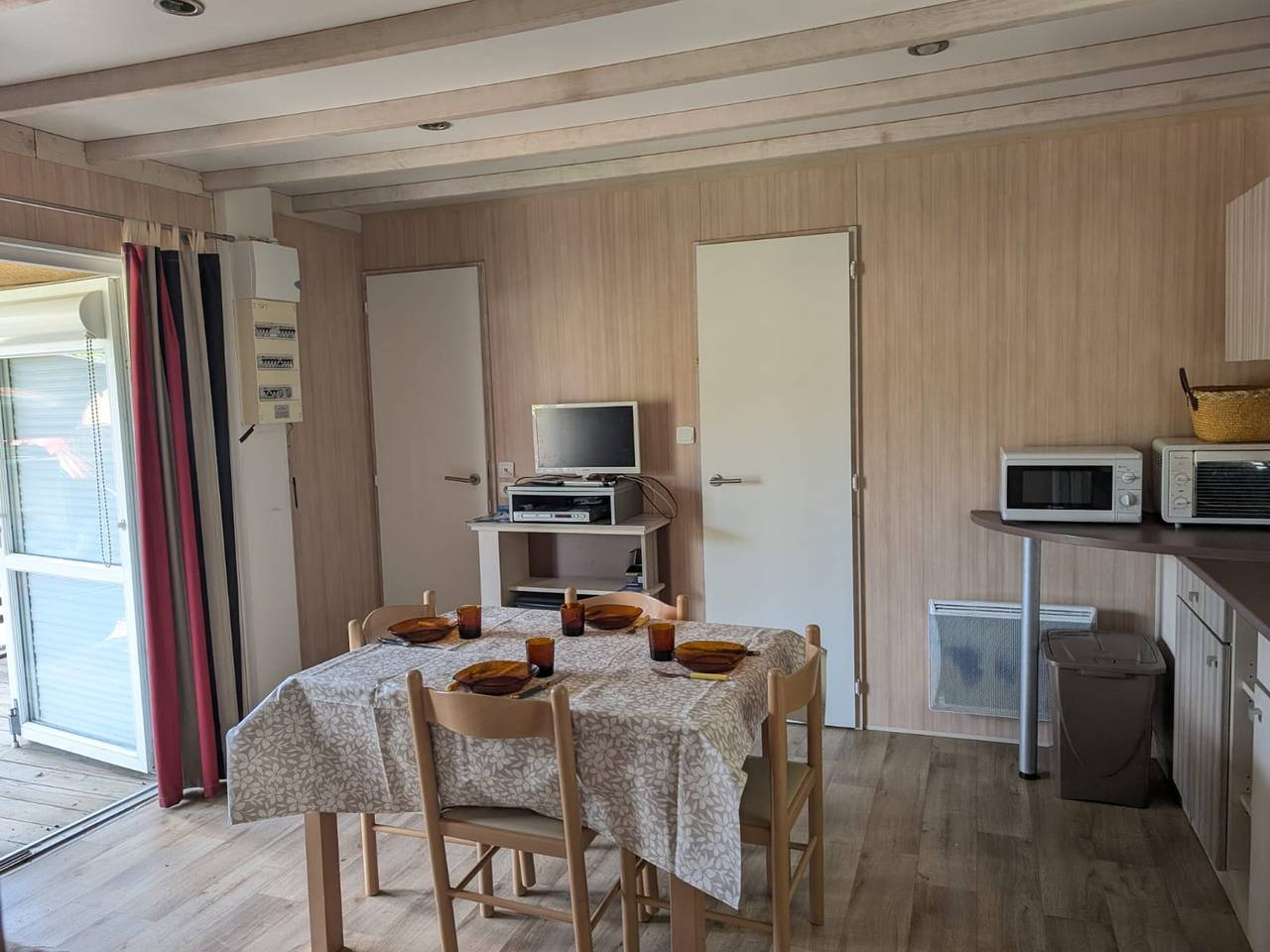 Mobil-home moderne dans la nature d'Auvergne in Égliseneuve-d'Entraigues, Parc naturel régional des Volcans d'Auvergne