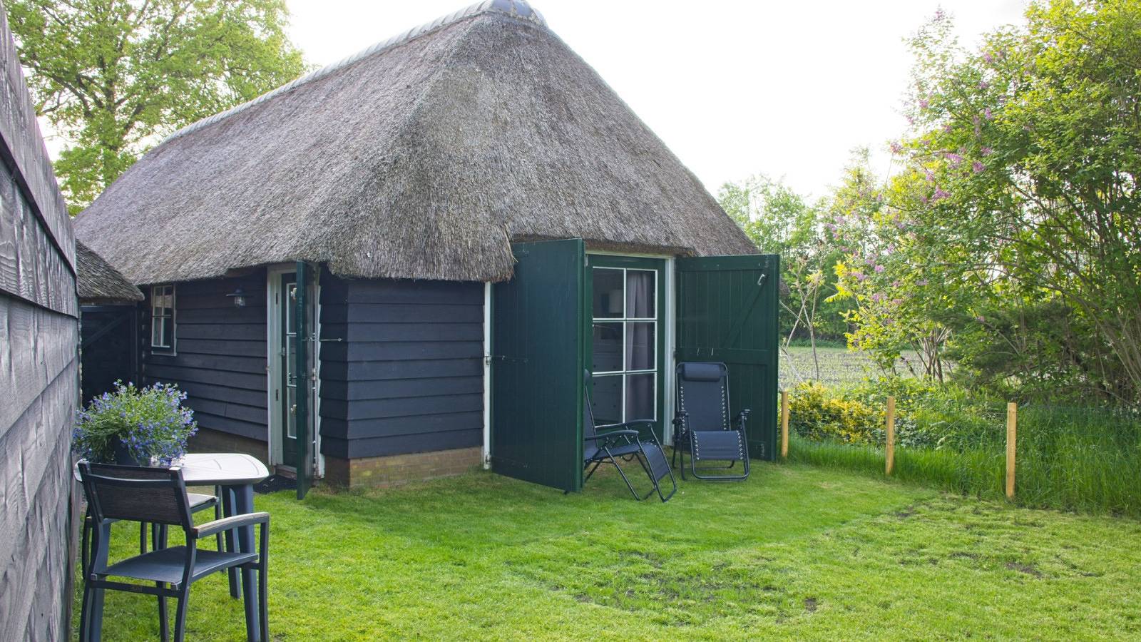 Gehele studio, Rustig gelegen studio voor 2 personen met volledig omheinde tuin, nabij Weerribben-Wieden in Nationaal Park Weerribben-Wieden