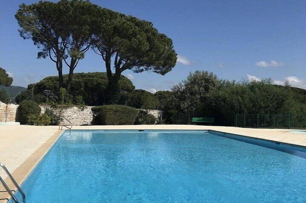Ganze Wohnung, Cottage for 5 people in an estate with a pool and tennis court in Gassin in Gassin, Draguignan Region