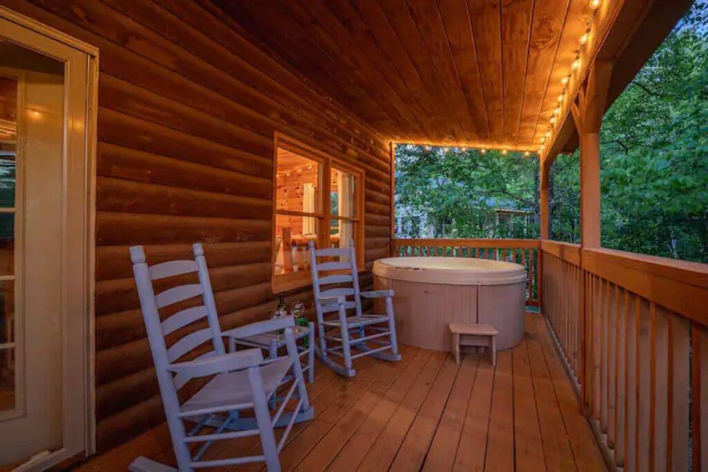 ⭐Family Cabin near Attractions w/ Hot Tub, Arcade, Games, 65\" Tv, 2 King Beds ⭐ in Sevierville, Sevier County